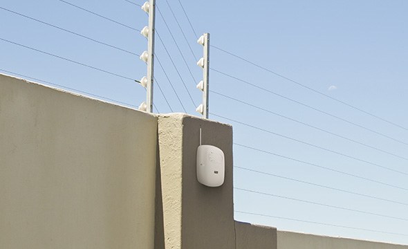 Cerca elétrica Intelbras instalada em muro