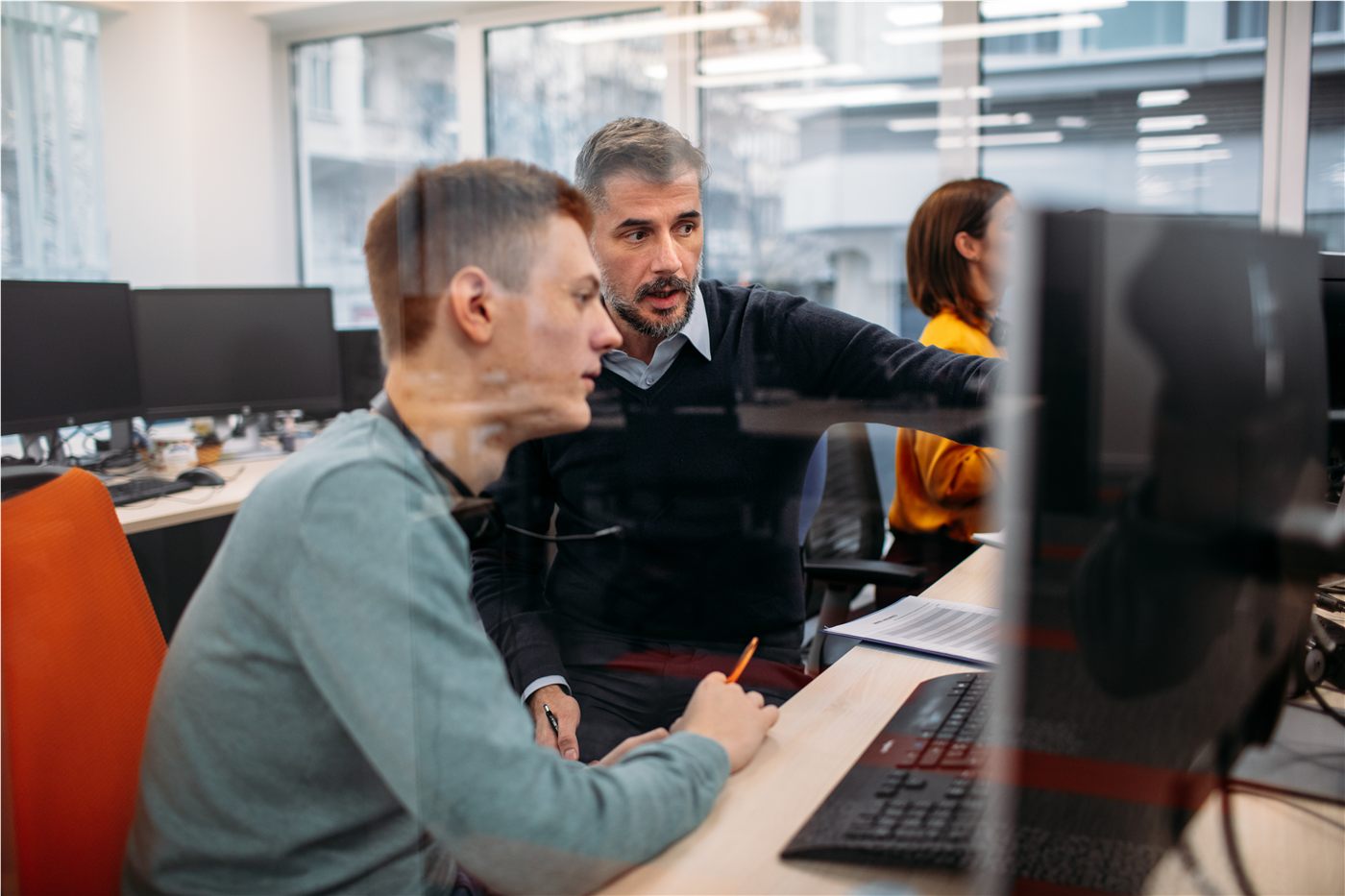Equipe de TI analisando a proteção dos computadores da empresa