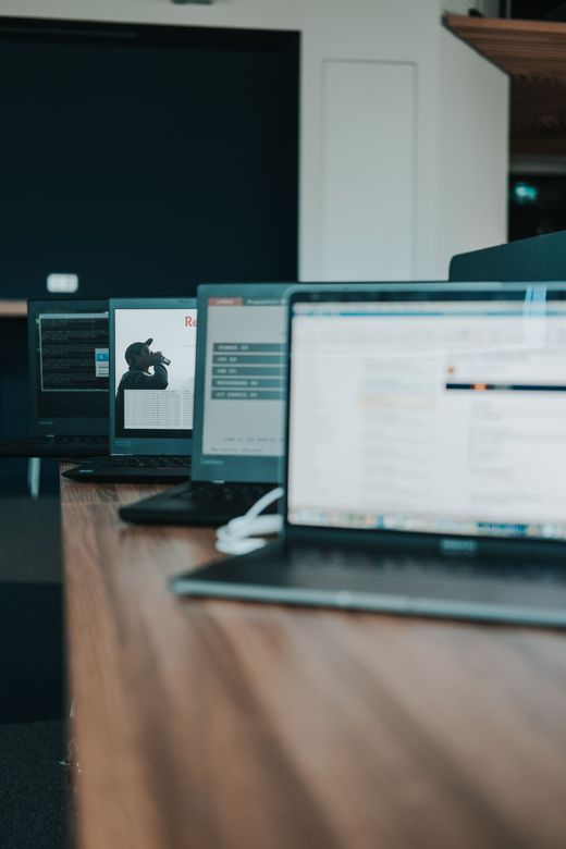 Notebooks alinhados sobre a mesa, prontos para uso