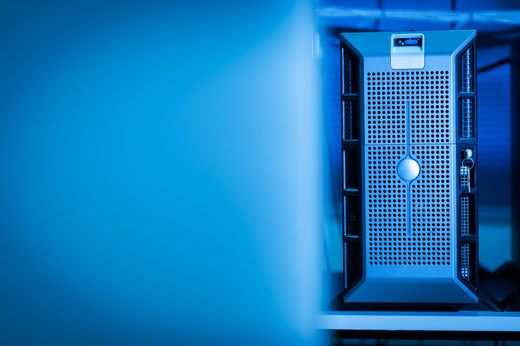 Servidor em ambiente de nuvem iluminado em azul