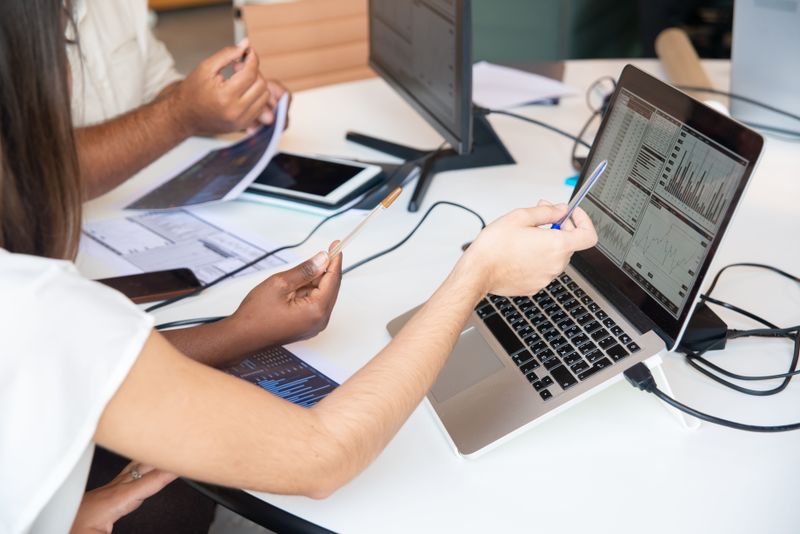 Técnico prestando suporte em um notebook