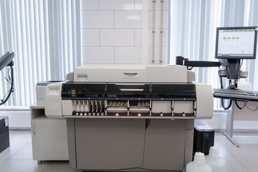Impressora multifuncional em um escritório