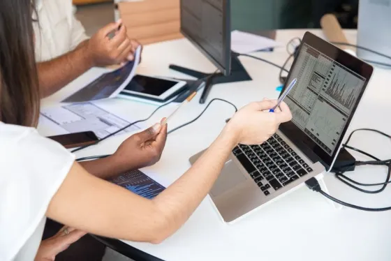 Técnico prestando suporte em um notebook